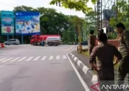 Satpol PP Karawang Membongkar Reklame Usang di Titik Strategis