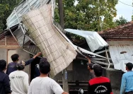 Tragedi Petir: Rumah Mbah Sumirah di Desa Penanggungan Gabus Hancur