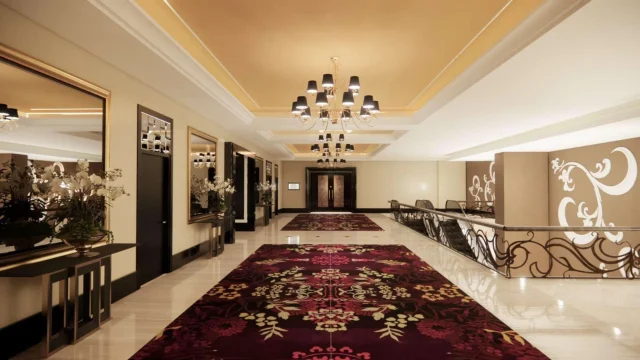 Trans Luxury Hotel Surabaya: Rooftop Beach Club Tertinggi di Indonesia Siap Memanjakan Tamu