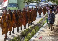 Uniknya Biksu Thailand Ritual Pagi Bersama Anjing Kuil di Pathum Thani