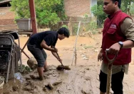 Warga Dukuh Paras Gabus Bersatu Bersihkan Lumpur Pasca Banjir Bandang