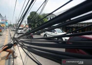 Kabel WiFi Semrawut di Jalan Sumber-Sulang Mengancam Keselamatan Warga Logede