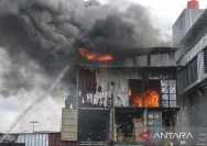 Kebakaran Gudang Penyimpanan Dua Putra Utama Makmur Tbk