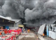 Kebakaran Hebat Hanguskan 70 Persen Area Pabrik Dua Putra di Pati: Penyelidikan Berlangsung