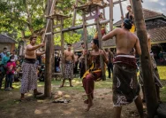 Keunikan Tradisi Galungan di Desa Adat Tenganan Pegringsingan: Mengenal Makna Mendalam Banten Uduan