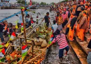Tradisi Larung Sesaji Sedekah Laut Banyutowo Berlangsung Khidmat
